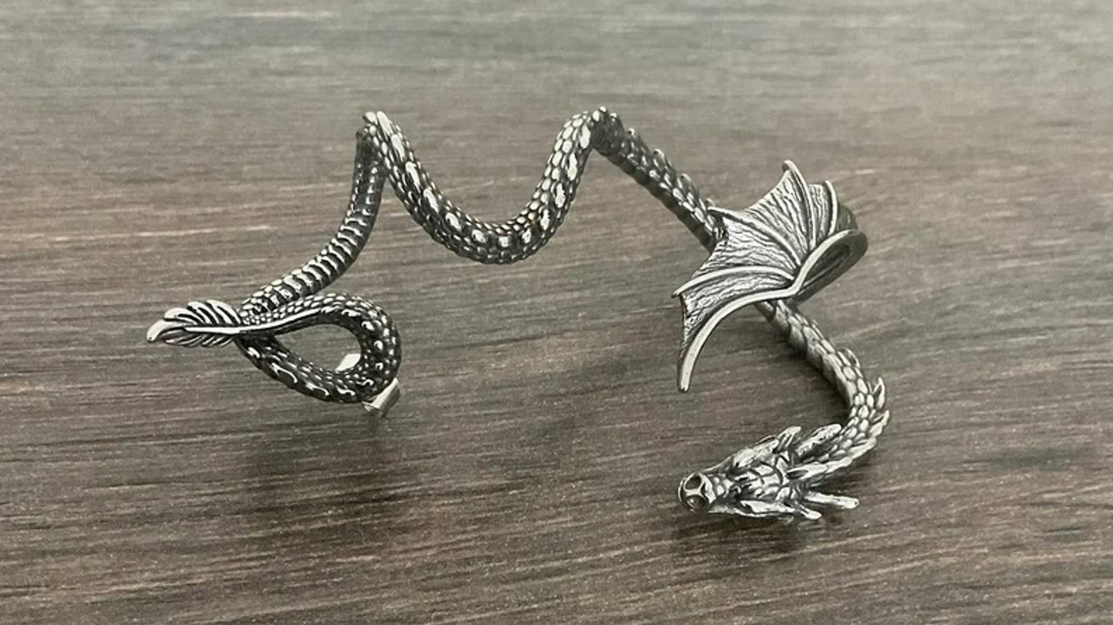 Дизайнерский кафф "Китайский дракон" от StarfallShop в готическом стиле
