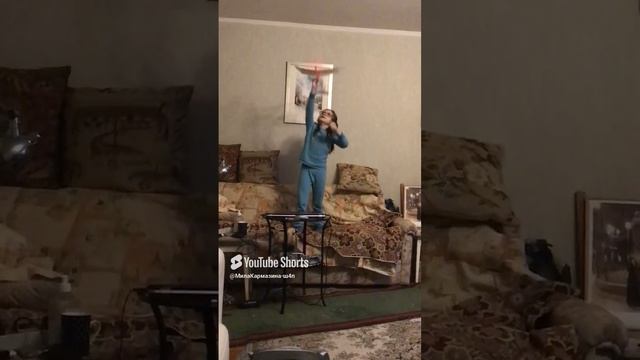 Санкт-Петербург. 16.12.2024. Юлечка, запускаем самолет на резиномоторе