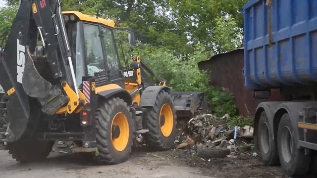 В Центральном округе убирают свалку твердых коммунальных отходов