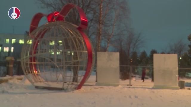 В новогоднем городке строят ледовые фигуры