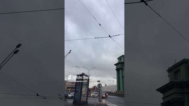 Санкт-Петербург. 16.12.2024 . Павильон станции метро «Нарвская» и Триумфальные ворота