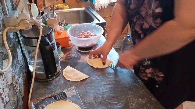 Муж захотел чебуреки,жарю из покупного теста!!!