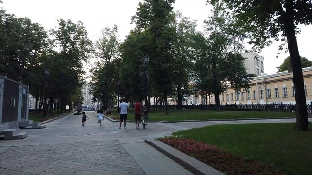 Прогулка по Никитскому бульвару в Москве