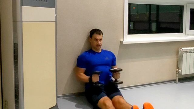 Жим гантелей сидя у стены