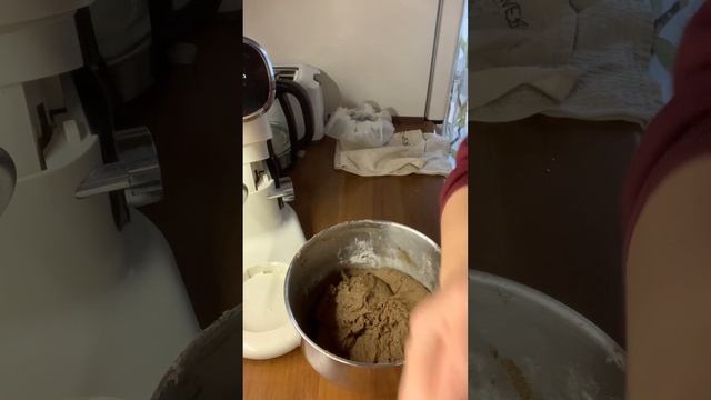 Замешиваем тесто для Бородинского хлеба