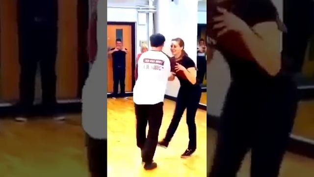 Ослепительная пара в зажигательном танце