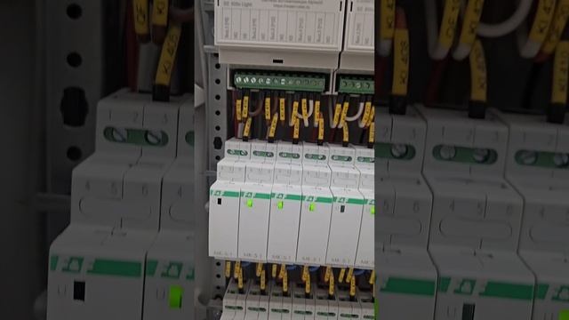 Производим оборудование умного дома, собираем шкафы сами, обучаем монтажу и наладке электриков.
