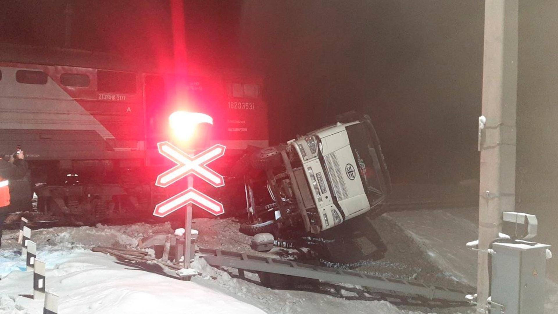 В Хабаровском крае грузовик врезался в пассажирский поезд