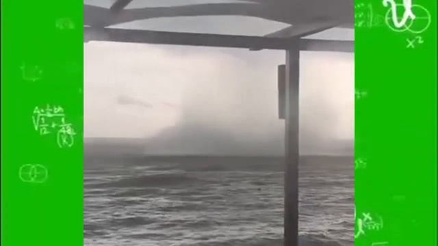 Образование торнадо в Туапсе-из воды поднимается восходящий поток "ЭФИРа" и происходит "пробой"