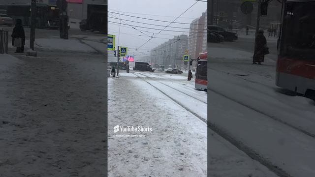 Санкт-Петербург. 16.12.2024. Снегопад,  перекресток проспектов Энгельса и Просвещения. Фрагмент 7