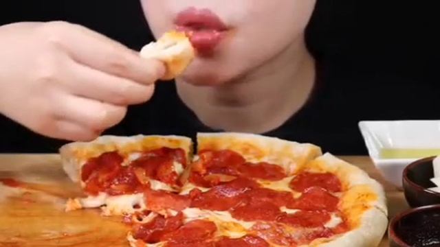 Мукбанг пицца пепперони 🍕 | Еда на камеру | Mukbang ASMR | Едят на камеру