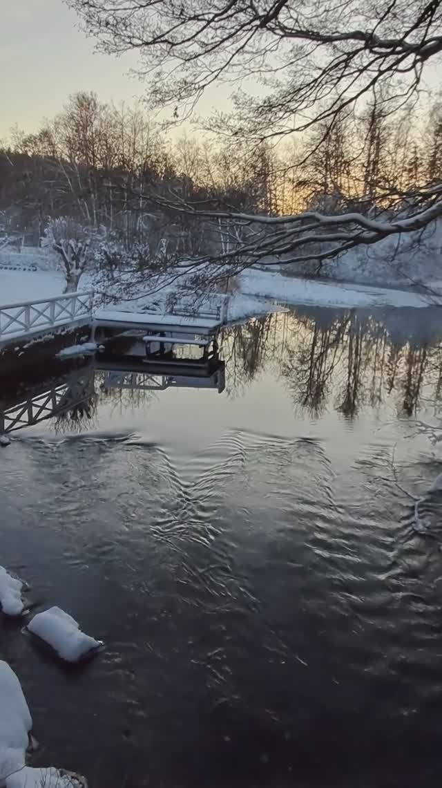 Зимняя сказка, красота, речка с сильным потоком.