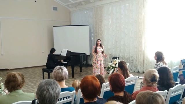 поёт Лейла Назаретова