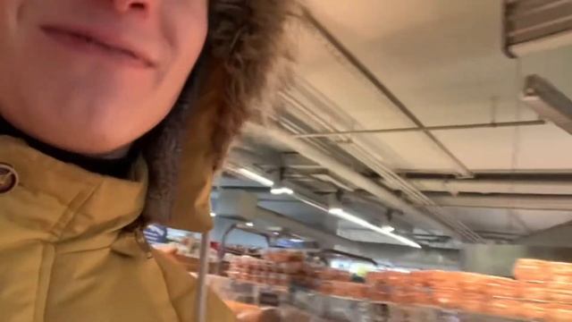 Russian man shows what you can buy in the stores during the Happy New Year period || Moscow VLOG