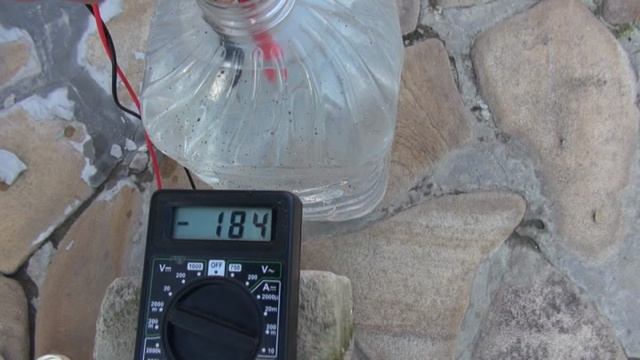 Заряд воды плюс или минус