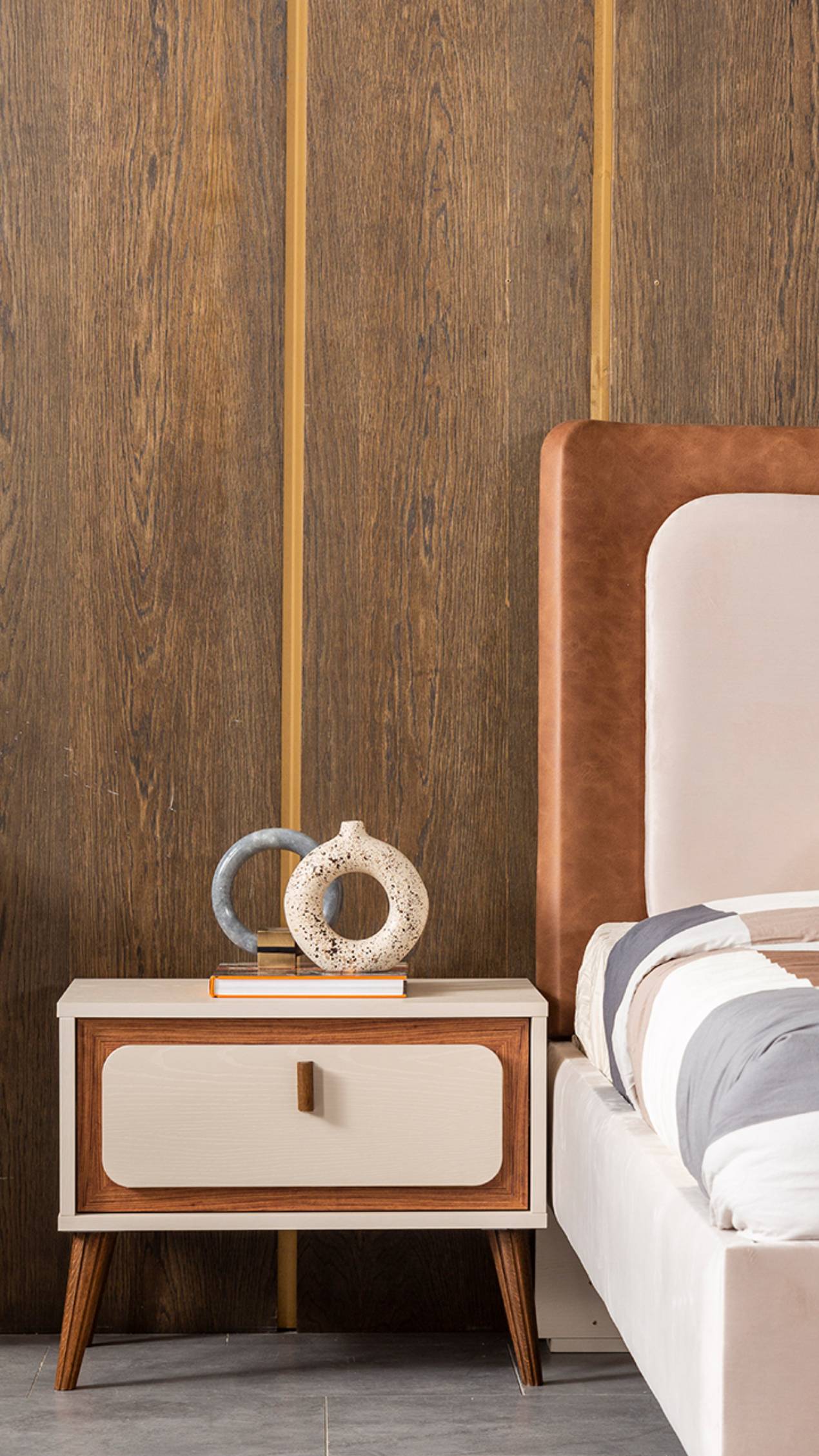 Спальня Стиль от Wood.Root. Кровать, туалетный столик с зеркалом, шкаф, прикроватные тумбы.