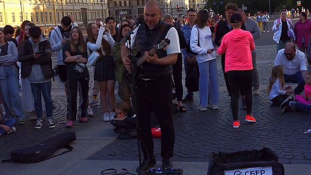 Песни Цоя в исполнении уличного музыканта на Дворцовой площади!