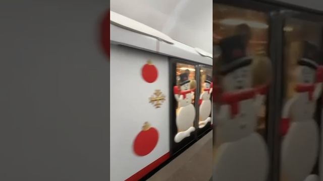 По кольцевой линии курсирует новогодний состав 🚂