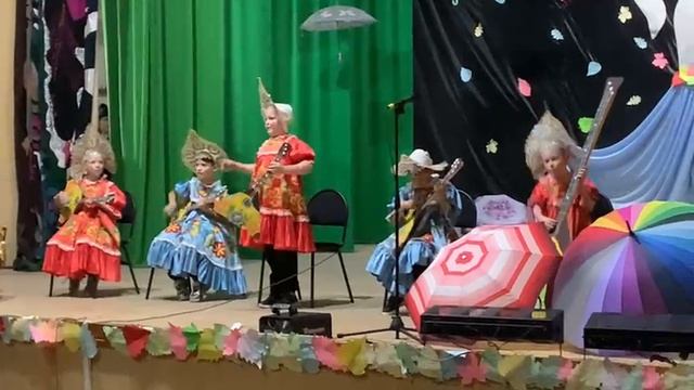 Очень смешно 😂Отрывок из школьного концерта.Мальчишки переоделись в девушек.