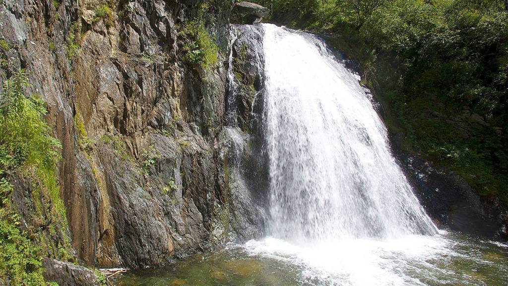 Водопады Алтая: Удивительные природные явления 🌊🏞️