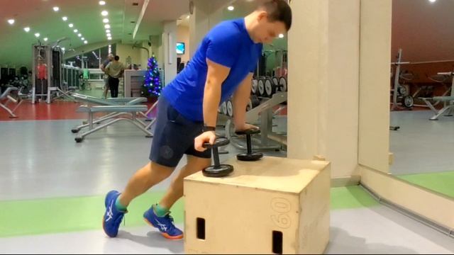 Отжимания от гантелей
