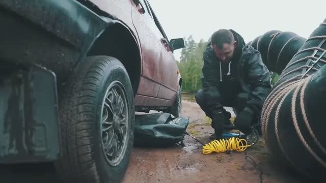 Компрессором Goodyear накачали огромные колеса для девятки