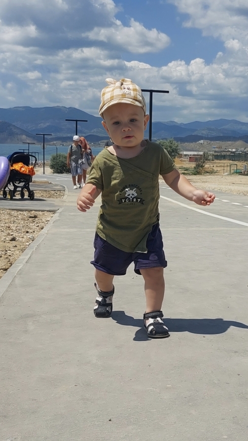 Первые шаги, малыш учится ходить юный пешеход #дети#любовь#мамина радость#