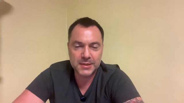 Арестович А., в белом пальто, сокрушается, что Его не слушают генералы-придурки, ворюги, долбоёбы..