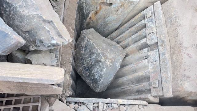 Строительство, очередное дробление щебёнки