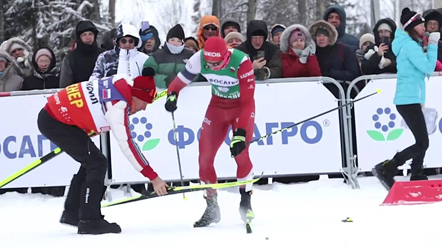 Сергей Устюгов отдал свою лыжу Савелию Коростелёву в гонке в Чусовом