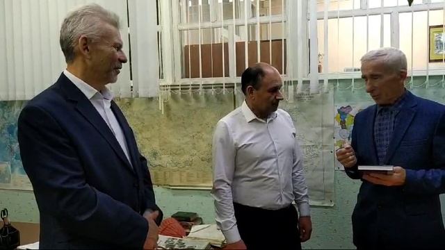 Яраткан җырчыбыз Расих Галимҗанов редакциягә кереп бүләк алды һәм үзе дә җыр бүләк итте