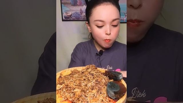 Roast the potato flour and enoki mushrooms, brush with chili, and sprinkle with barbecue seasoning