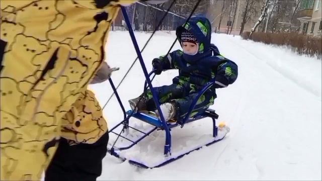 Детские зимние забавы играем со снегом катаемся на санках
