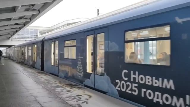 Новогодний состав 81-765.2 "Москва" впервые начал курсировать на Филевской линии метро 🚇