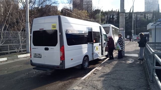 На автовокзале Ялты одновременно висят летнее и зимнее расписание маршрутов 106 и 131 на Гурзуф.