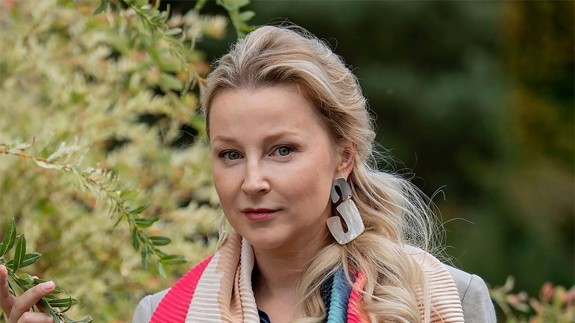 Звезда сериала «Макрон» улетела с семьей из России