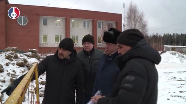 В новогоднем городке строят ледовые фигуры