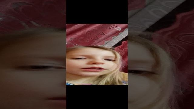 снимаю, как брат играет в фортнайт.