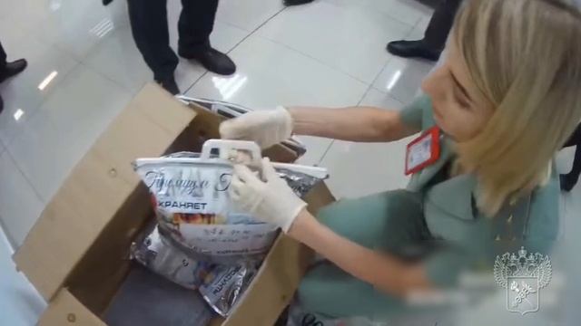 Ящик с лапами гималайских медведей хотел вывезти иностранец в Северную Корею из Приморья.