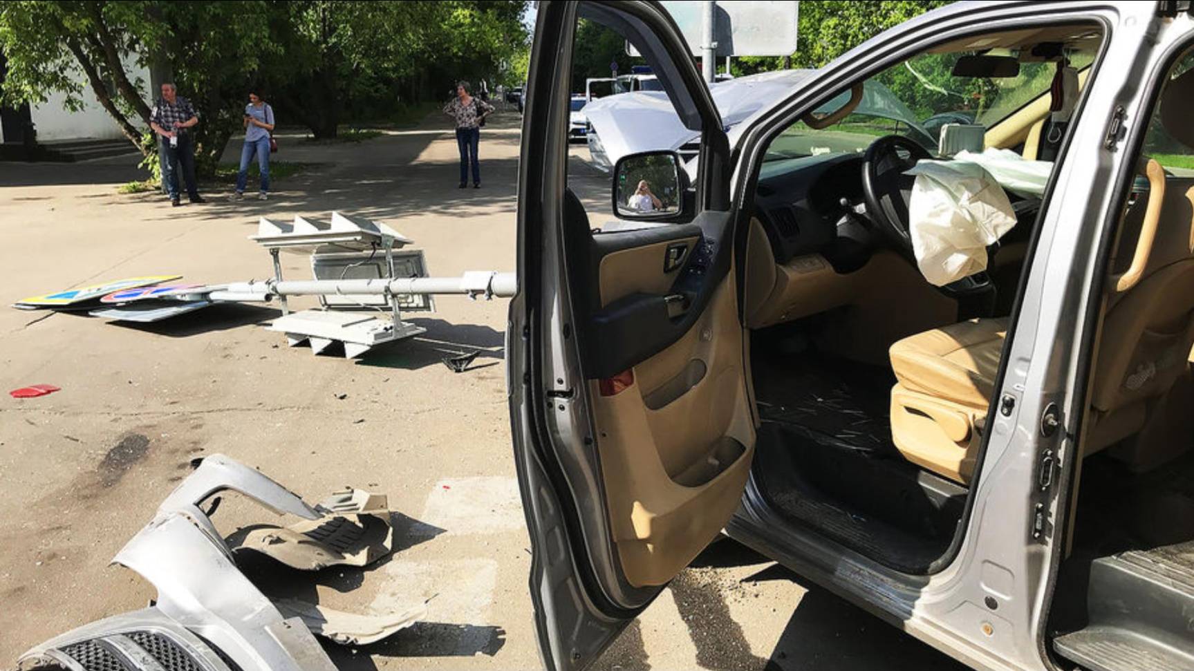 Перевернувшийся автомобиль заблокировал движение на МКАД в Москве