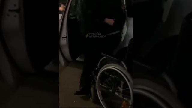 Как социальное такси отказало везти инвалида 1 группы... Вот так его мама сажает в обычное такси!»