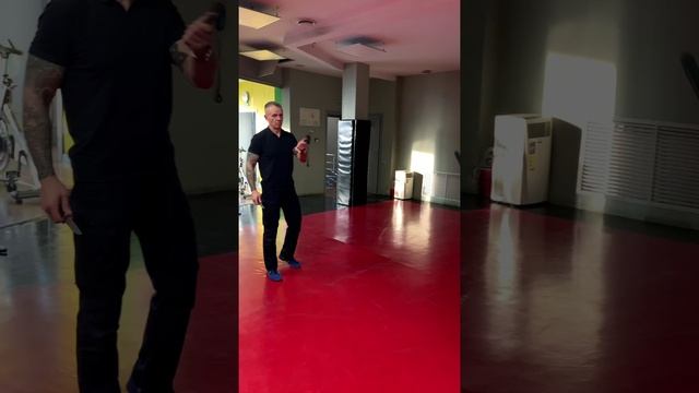 Основы ножевого боя: Упражнение "Маятник - прямой, обратный рещущие удары".