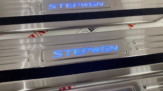Накладки на пороги с подстветкой на HONDA STEPWGN (2015-2021 год)