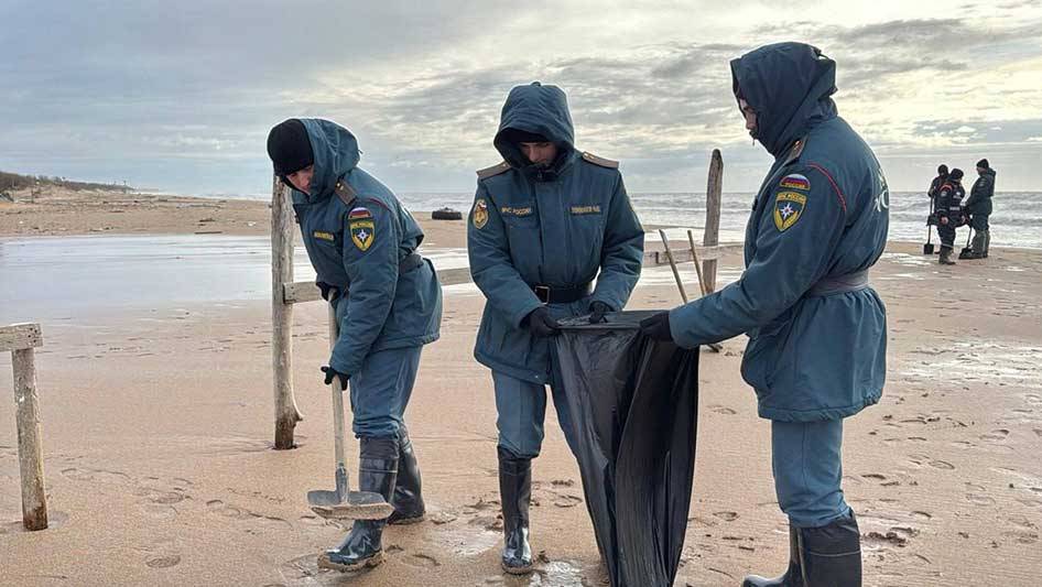 В пяти населенных пунктах Кубани ввели локальный режим ЧС из-за разлива мазута