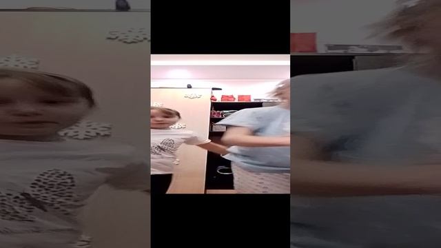 танцуем с подругой Алисой