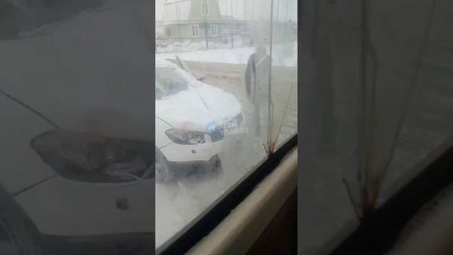 Прямо сейчас на Московском шоссе в трамвай врезалась машина«Куда едет, ещё и затонированный весь!