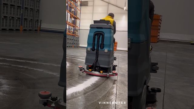 VinnerMyer S760R Поломоечная машина на складе.