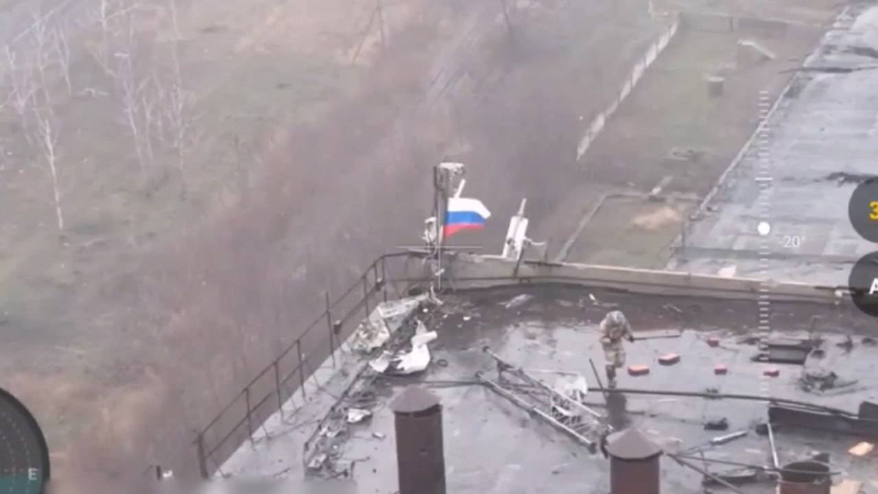 Мотострелки водрузили флаг РФ на элеваторе в Курахово после штурма — видео