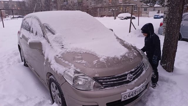 Папин помощник чистит машину