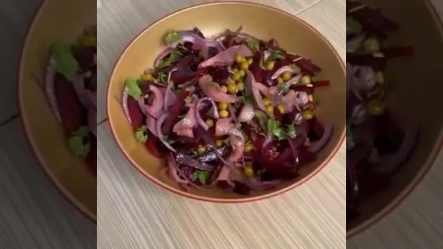 Салат со свёклой, красным луком, селёдкой и горошком